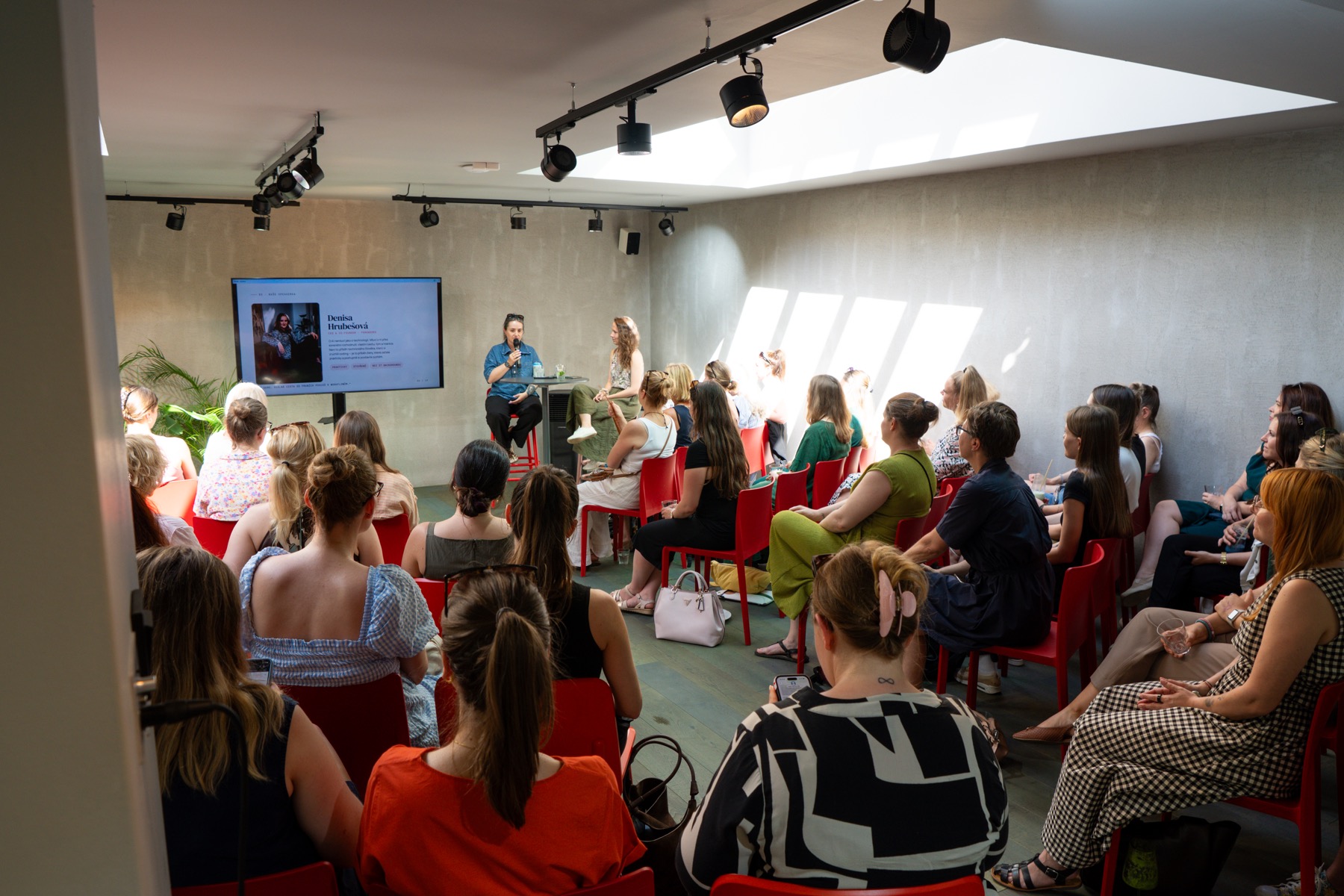 Účastníčky prvého Women in AI Prague meetupu počas diskusie v Prahe