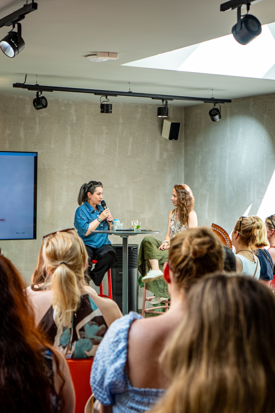 Rozhovor s Denisou Hrubešovou počas prvého Women in AI Prague meetupu
